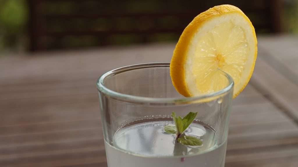 acqua e limone salute