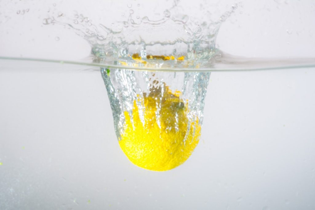 benefici di acqua e limone