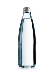Acqua nelle bottiglie di vetro