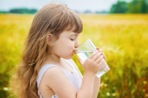 Educare i bambini a bere l'acqua