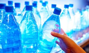 Aumento del consumo di acqua in bottiglia di plastica