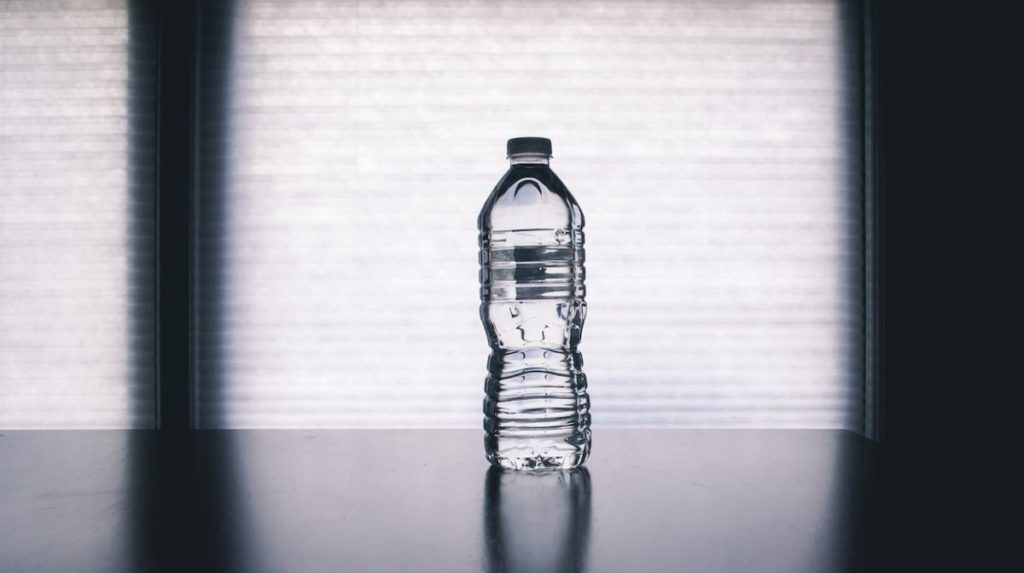 etichetta dell'acqua in bottiglia come si legge